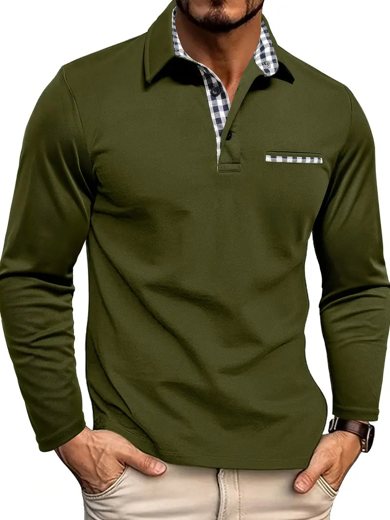 Mann trägt das Langarm-Poloshirt in Olivgrün mit karierter Knopfleiste, Krageninnenseite und Brusttasche 3