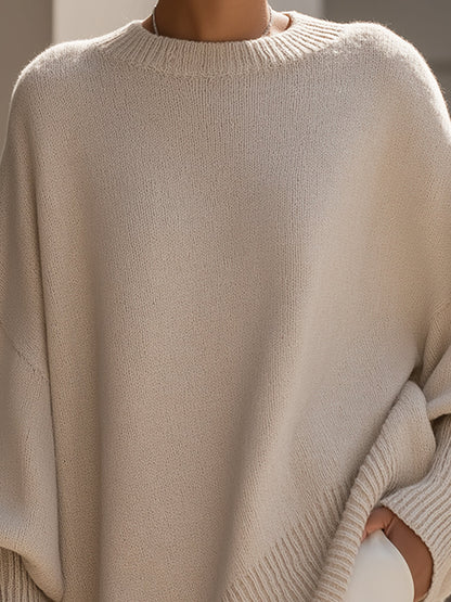 Nahaufnahme von Rundhalsausschnitt und feiner Strickstruktur des beigen Ponchos mit gerippten Bündchen 3