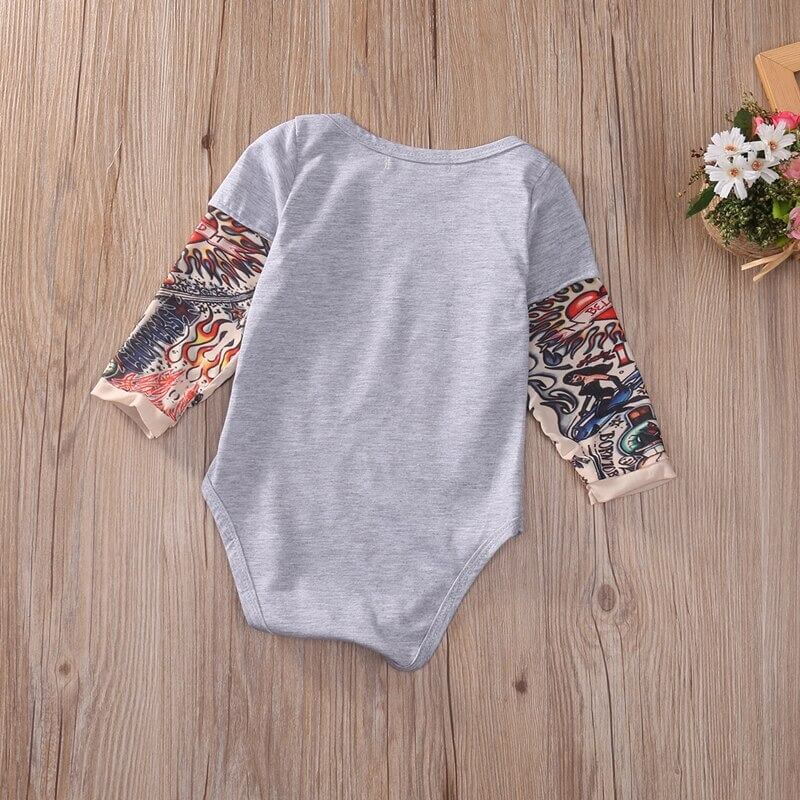 Langarm-Babybody mit Tattoo-Ärmel im Druckdesign – Rockbaby