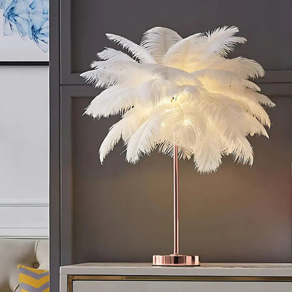 Weiße Federlampe mit goldfarbenem Ständer, elegante Tischleuchte für Wohnzimmer-Dekoration.