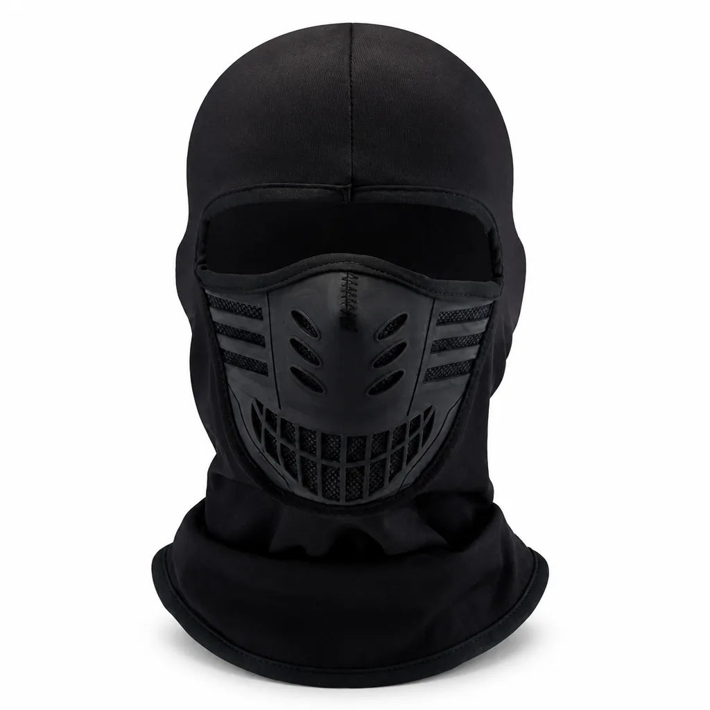 Komplett schwarze Sturmhaube frontal mit Mundeinsatz aus Kunststoff, Lüftungsschlitzen und Netzeinsätzen vor weißem Hintergrund. 7