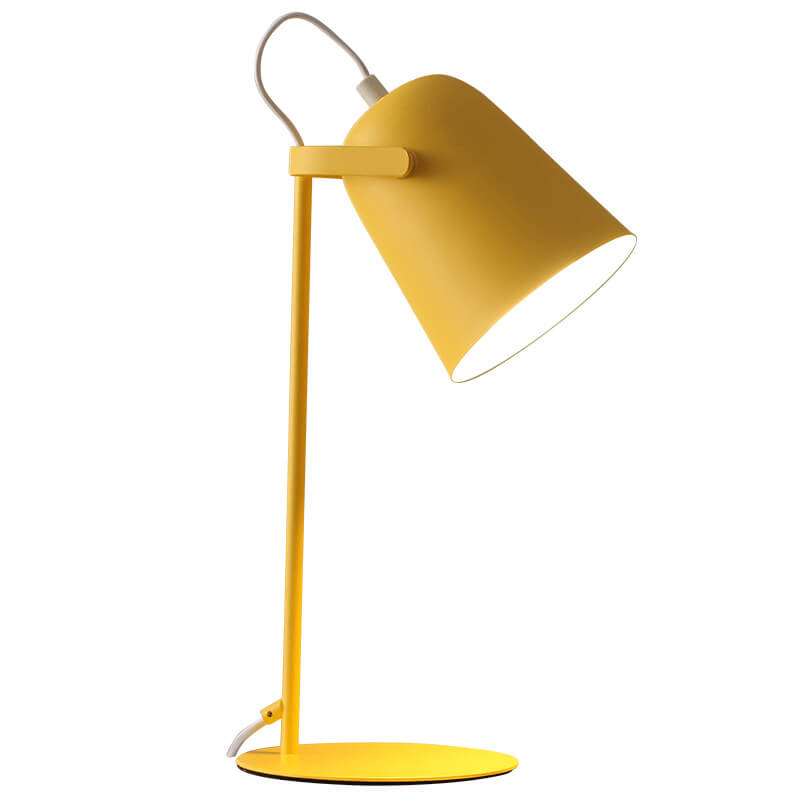 Freigestellte Frontansicht der gelben Tischlampe mit schlankem Standrohr, rundem Fuß und weißem Kabel auf weißem Hintergrund. 6