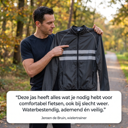 Mann im schwarzen Shirt hält im herbstlichen Wald die graue Jacke mit Reflexstreifen hoch und zeigt auf die Brustpartie. 6