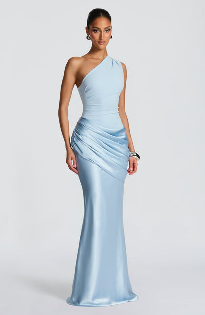 Hellblaues Maxikleid aus Satin, Frontansicht am Model mit schmalem Mieder und fließendem Rock.