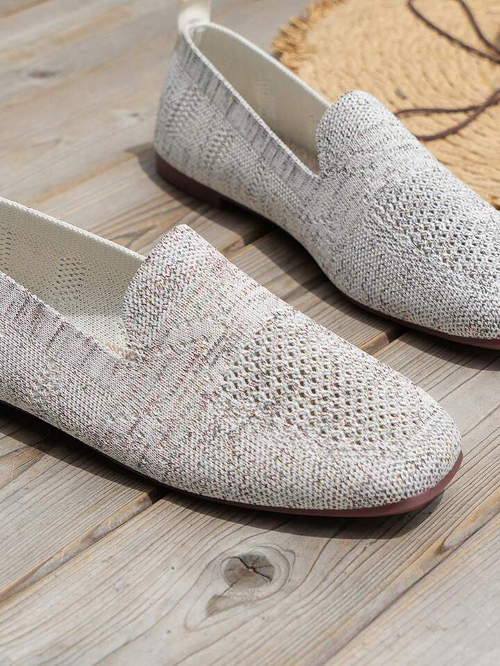 Hellgraue Slip-on-Sneaker mit gelochtem Vorderfuß und braunroter Sohle