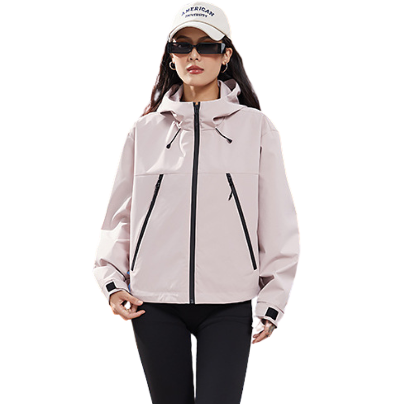 Rosa Kapuzenjacke mit schwarzen Reißverschlüssen und Klettverschluss an den Ärmelbündchen, Frontansicht an einer Frau mit 9