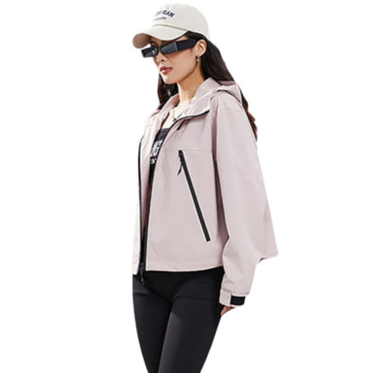 Seitenansicht der offenen rosa Jacke über schwarzem Top, mit schräger Reißverschlusstasche und Ärmelbündchen 11