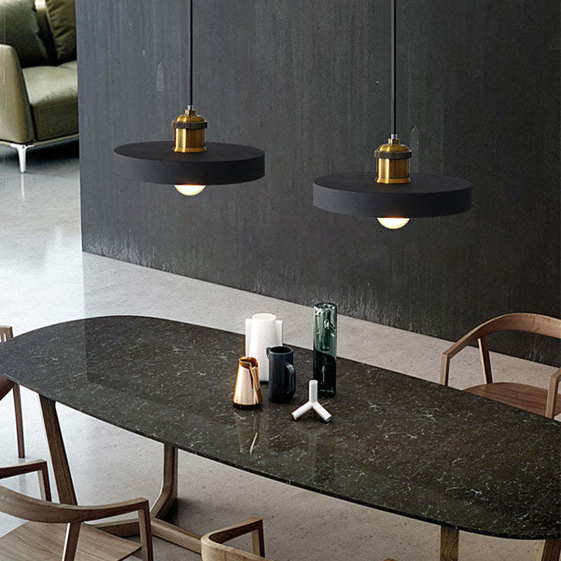 Schwarze Pendelleuchte über modernem Esstisch, minimalistisches Design, Wohnzimmerbeleuchtung.