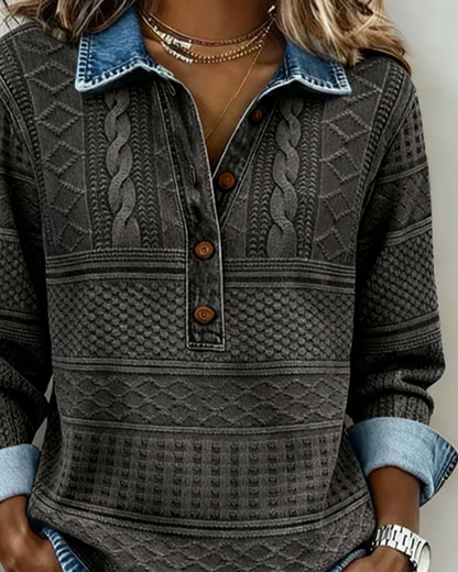 Detail vom anthrazitgrauen Damen-Sweatshirt mit blauem Jeanskragen, Holzoptik-Knöpfen und Strukturmuster