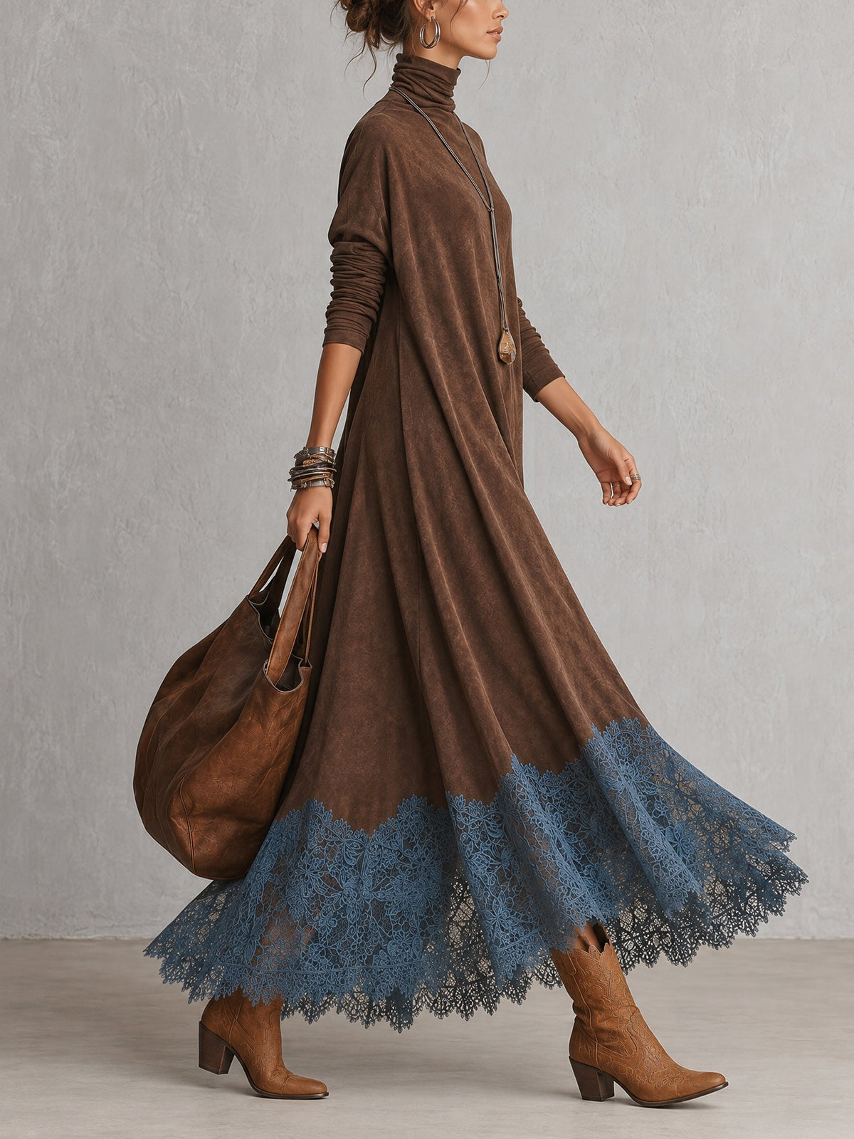Seitenansicht des gehenden Models im braunen Kleid mit schwingendem blauem Spitzensaum 4