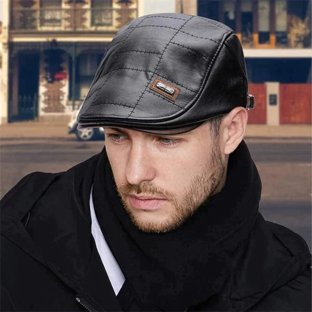 Mann mit schwarzer Leder-Schiebermütze, stilvolle Herrenmode, Outdoor-Kleidung.