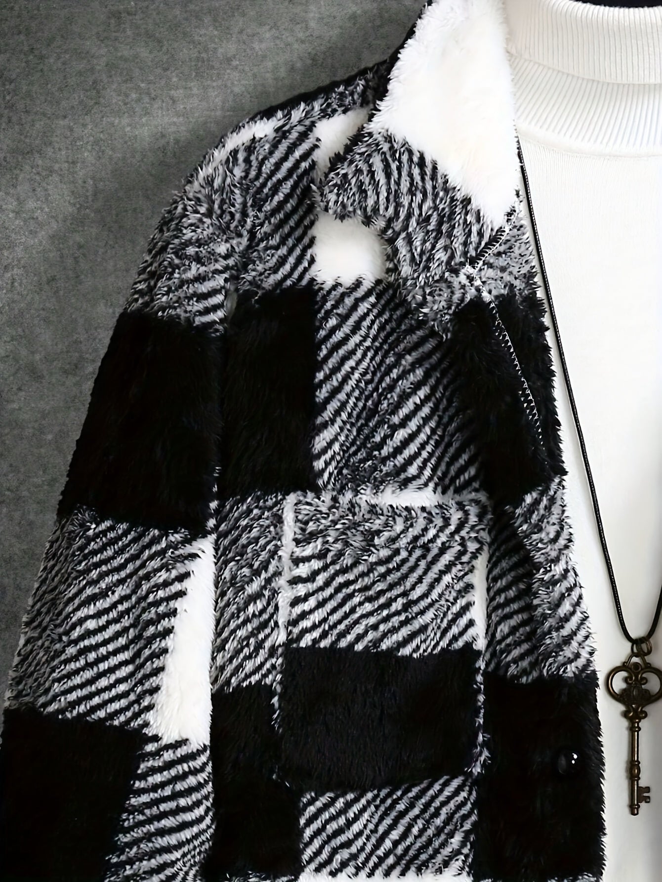 Schwarz-weiß karierter Kunstpelzmantel, Damenmode, Winterjacke, warm, stilvoll.