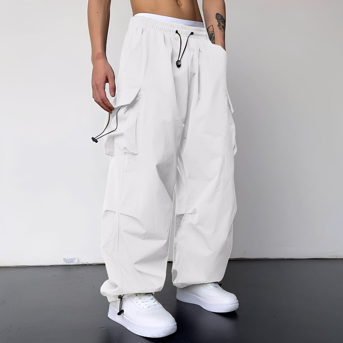 Weite Cargohose in Weiß, am Model mit weißen Sneakern, Kordelzug an der Tasche und am Saum 4
