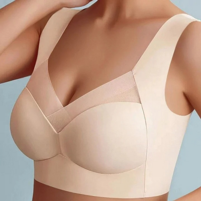 Getragener nahtloser BH in Beige mit breiten Trägern und elastischem Einsatz im V-Ausschnitt, Nahaufnahme am Model. 17