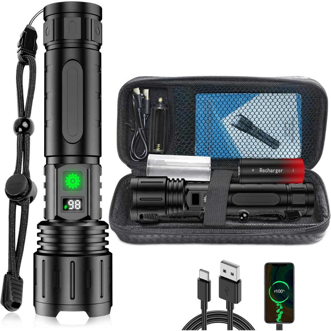 LED-Taschenlampe neben Etui, Akku, USB-C-Kabel und Smartphone, detail
