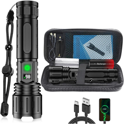 LED-Taschenlampe neben Etui, Akku, USB-C-Kabel und Smartphone, detail