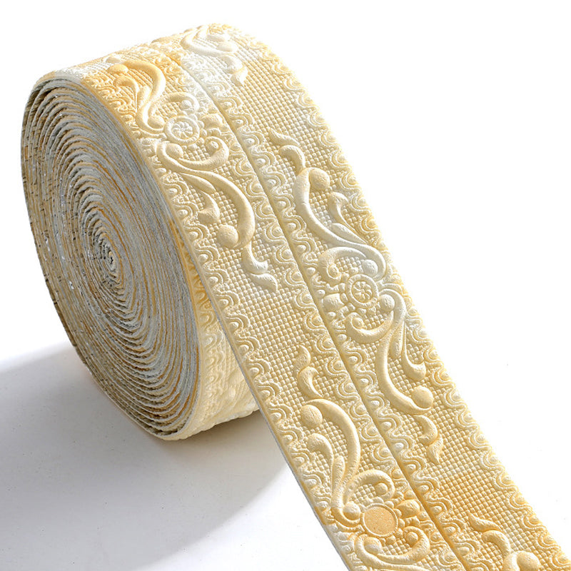 Cremefarbene selbstklebende Vintage-Zierleiste aus Schaumstoff mit goldenem Farbverlauf und Blumenmuster, aufgerollt