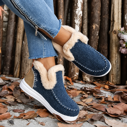 Blaue Slip-On-Sneaker aus strukturiertem Stoff mit Plüschkragen, übergeschlagene Beine, Seitenansicht mit Ziernaht und Stickerei an der Ferse. 4