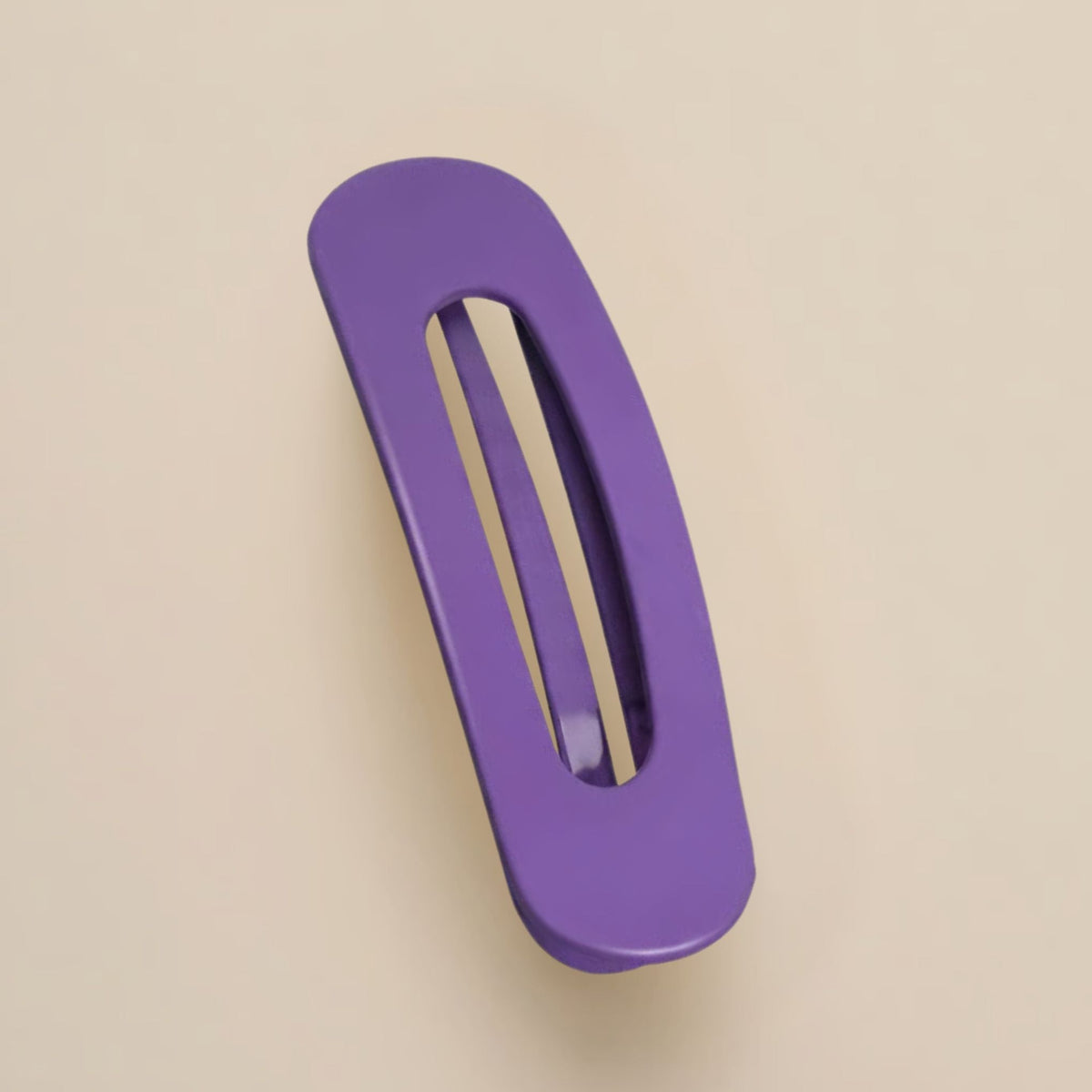 Matte violette Haarspange mit länglicher Aussparung auf beigem Hintergrund 11