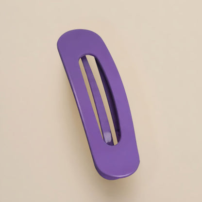 Matte violette Haarspange mit länglicher Aussparung auf beigem Hintergrund 11