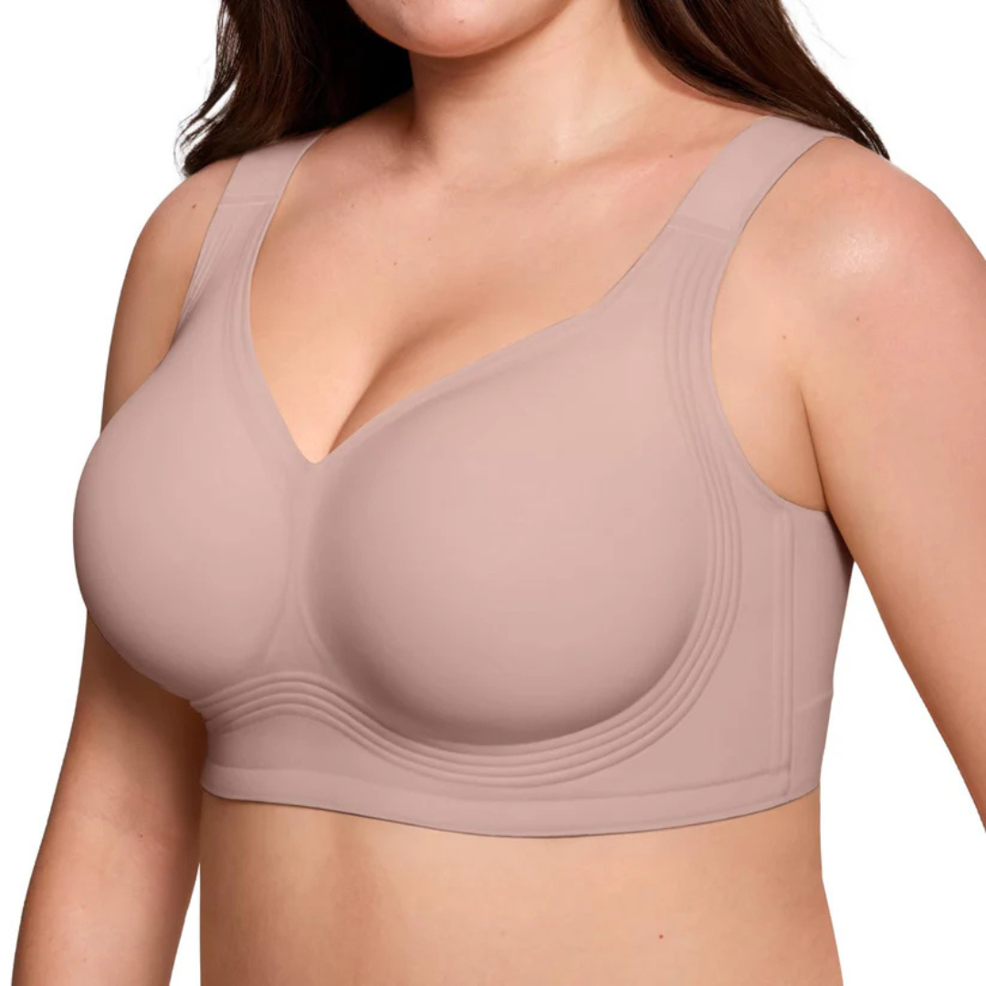 Schräge Seitenansicht des altrosa BHs am Model mit geschwungenen Linien am unteren Körbchenrand 8