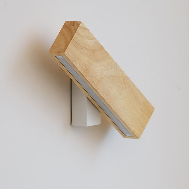 Ausgeschaltete Leuchte mit schräg gedrehtem Holzbalken und weißer Halterung, die Maserung und den Diffusorstreifen zeigt.