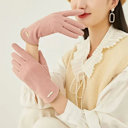 Frau trägt rosa Damenhandschuhe aus Wolle, elegantes Design, modische Accessoires.