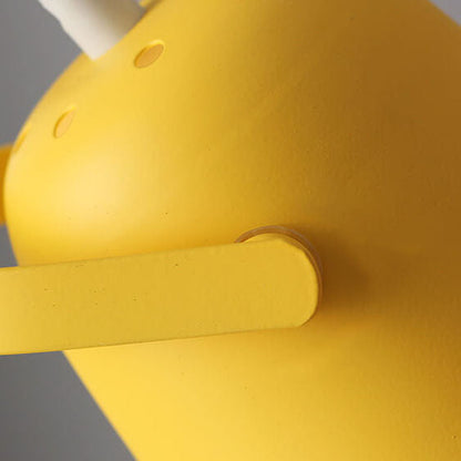 Detailansicht der matten gelben Schirmoberfläche mit kleinen Lüftungslöchern und dem seitlichen Drehgelenk des Arms. 3