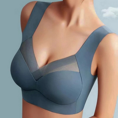 Getragener nahtloser Bügel-BH in Graublau mit transparentem Netzeinsatz im V-Ausschnitt und breiten Trägern, Nahaufnahme am Model. 14