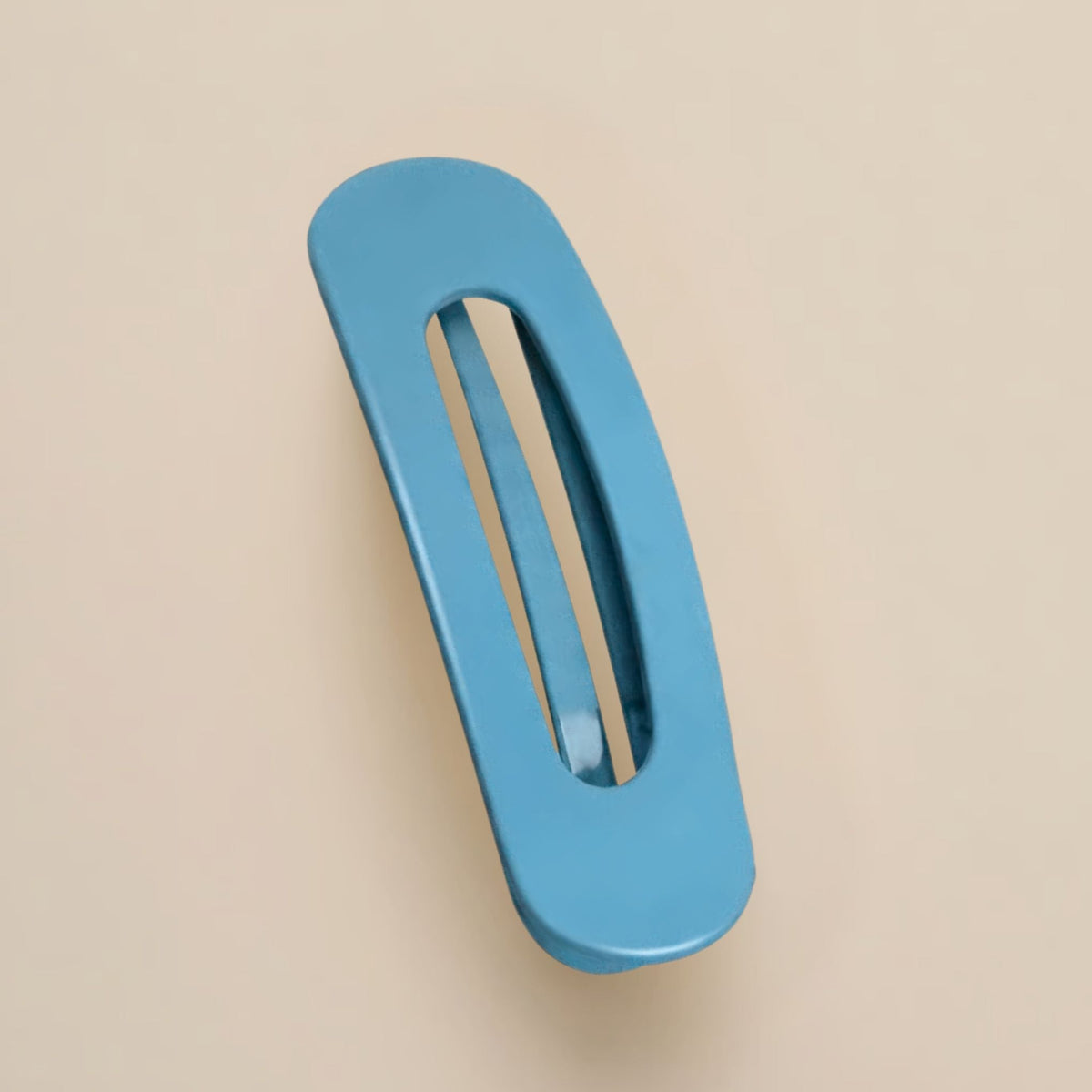 Matte hellblaue Haarspange mit schmaler Aussparung auf cremefarbenem Hintergrund 14