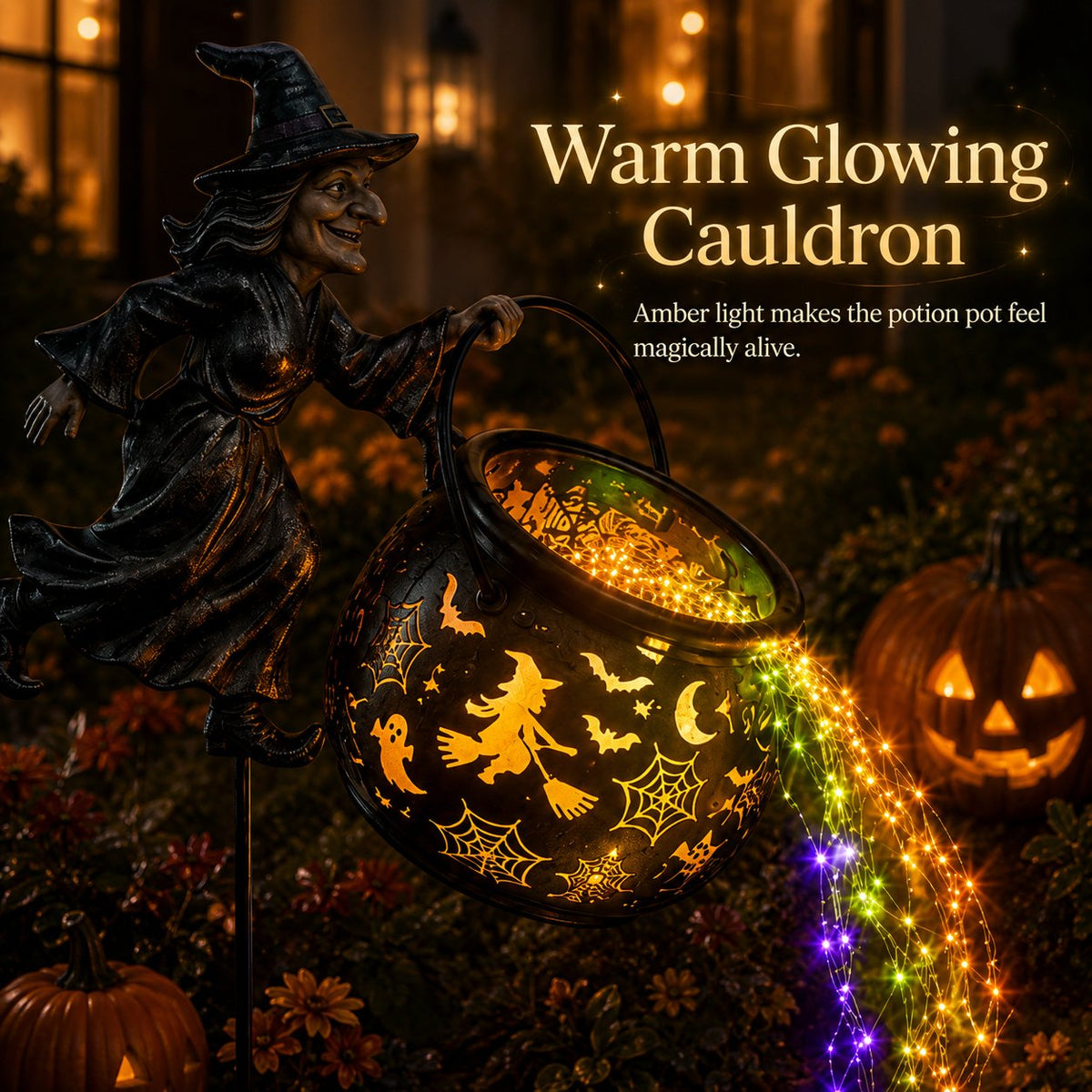 Detail des warm leuchtenden Kessels mit Halloween-Motiven