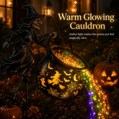 Detail des warm leuchtenden Kessels mit Halloween-Motiven