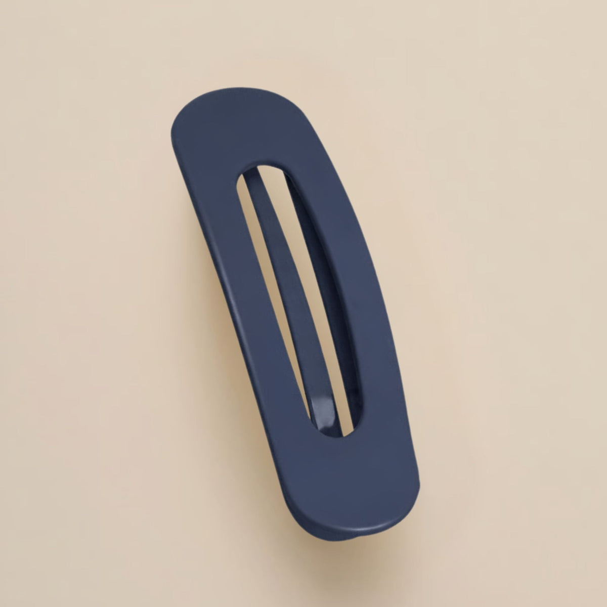 Matte dunkelblaue Haarspange mit länglicher Aussparung auf hellem Hintergrund 15