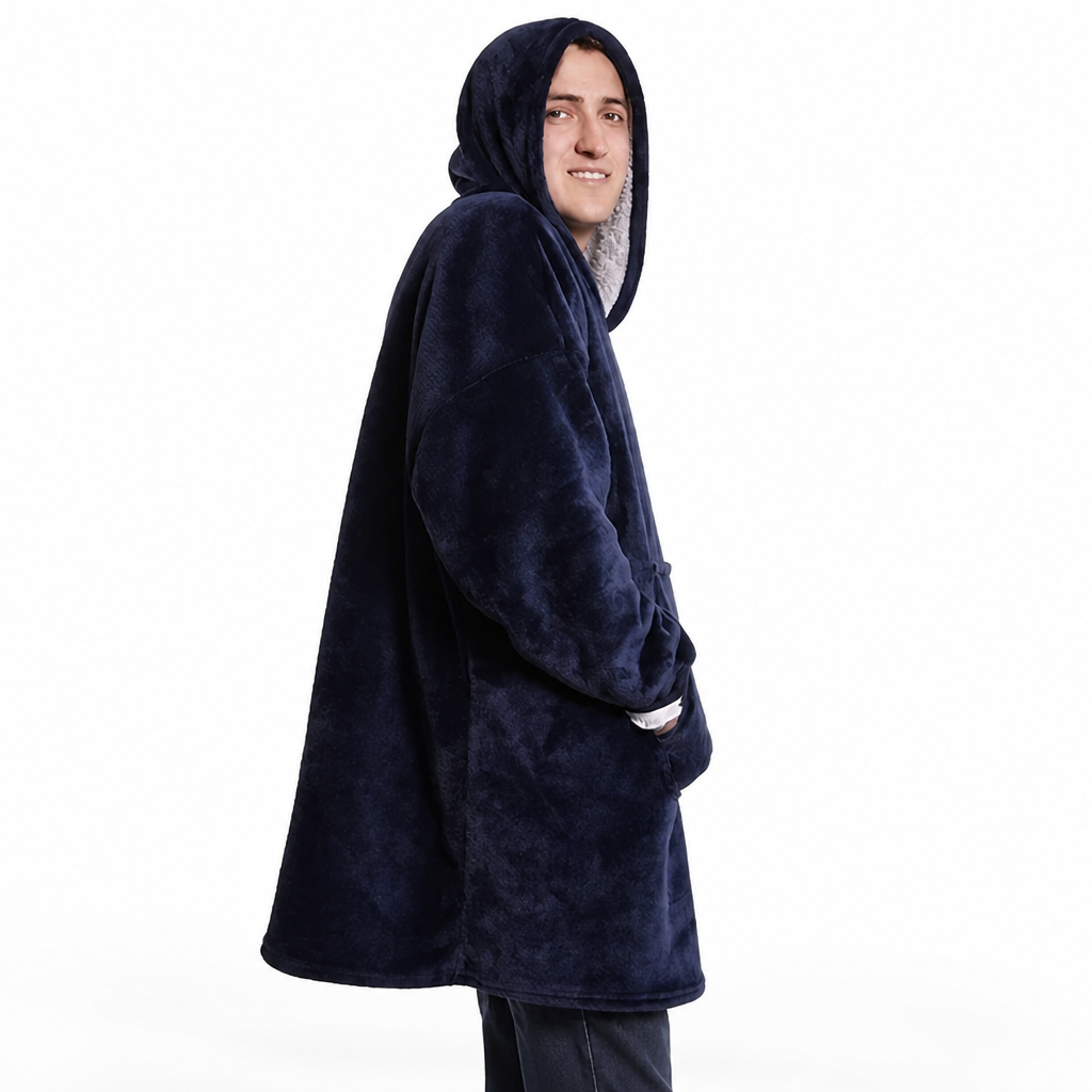 Marineblaue Ultraweiche Oversize-Sherpa-Hoodie-Decke (mit Tasche) in Seitenansicht mit Kapuze und Händen in der Bauchtasche.