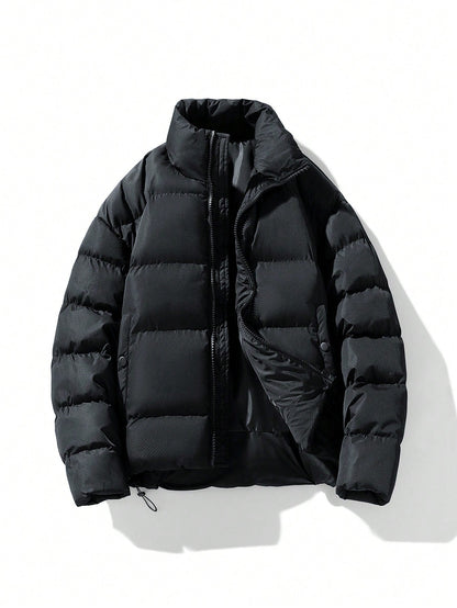 Schwarze Daunenjacke, warm, gesteppt, Wintermode, Herrenbekleidung, Reißverschluss, Outdoor.