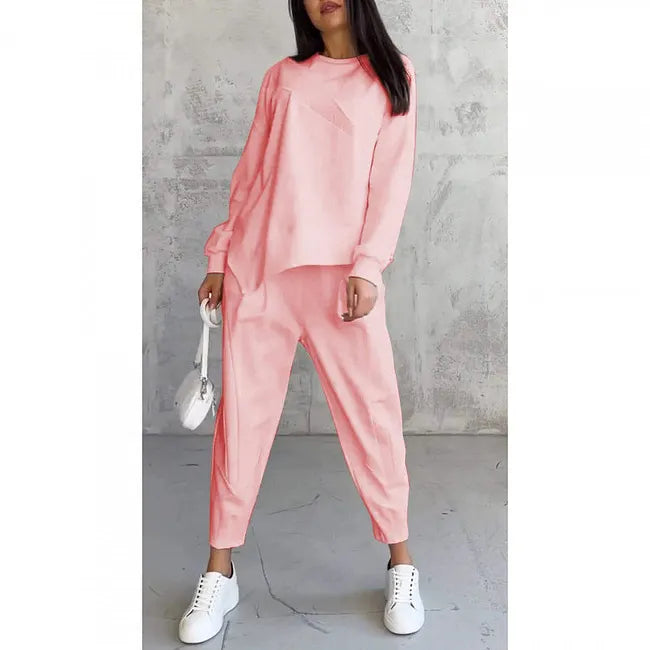 Zweiteiliges Set in hellem Rosa, getragen von einer Frau von vorne