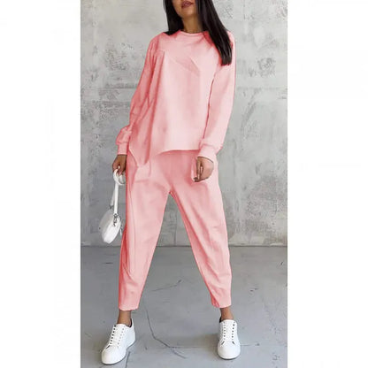 Zweiteiliges Set in hellem Rosa, getragen von einer Frau von vorne