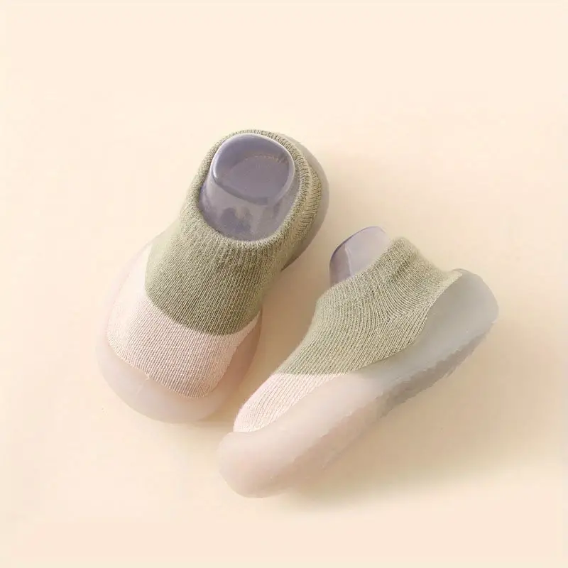 Grüne Baby-Socken mit rutschfester Sohle, weiches Material, ideal für Kleinkinder.