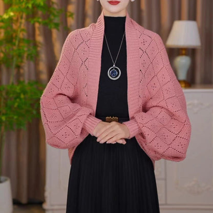 Rosa Strickjacke mit Lochmuster und gerippter Blende, getragen zu schwarzem Plisseerock 16