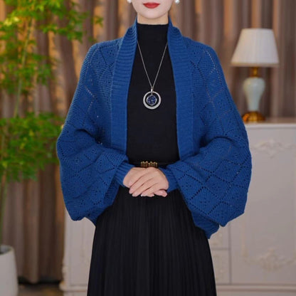 Königsblaue Strickjacke mit weiten Ärmeln und Lochmuster, getragen zu schwarzem Outfit 9