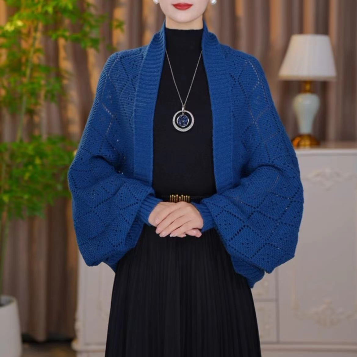 Blaue Strickjacke mit weiten Ärmeln und Rautenlochmuster, getragen zu schwarzem Rock mit Gürtel 17