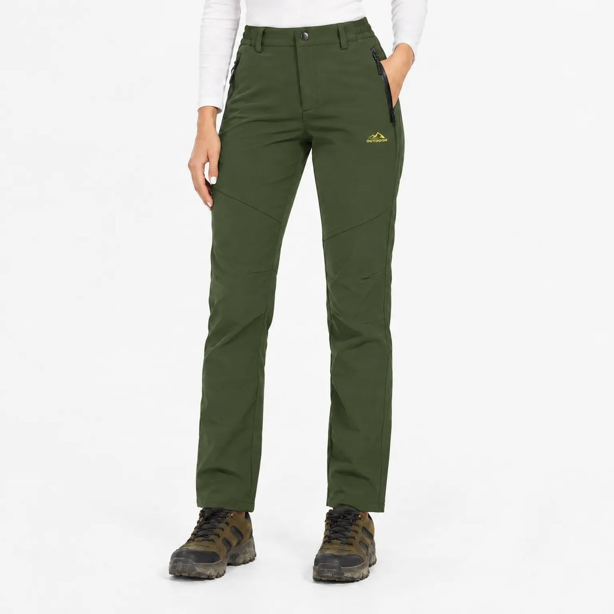 Frontansicht der dunkelgrünen Hose mit kleinem gelbem Aufdruck am Oberschenkel, getragen mit Wanderschuhen 7