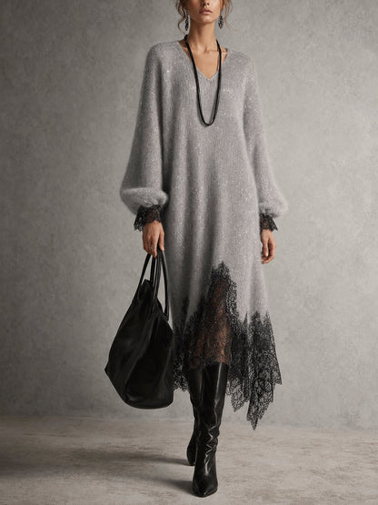 Graues Strickkleid mit schwarzer Spitze am Saum, getragen mit schwarzen Stiefeln und Tasche, Frontansicht 1