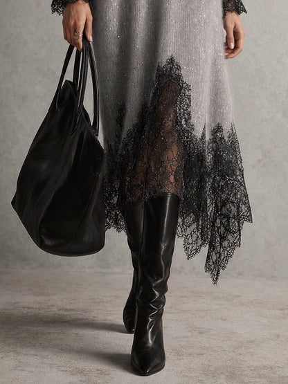 Detail des Saums mit schwarzer Spitze am grauen Strickkleid, dazu schwarze Lederstiefel und Tasche 7