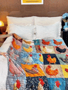 Hühner-Patchworkdecke über ein Bett mit weißen Kissen gelegt, Ausschnitt im Schlafzimmer 6