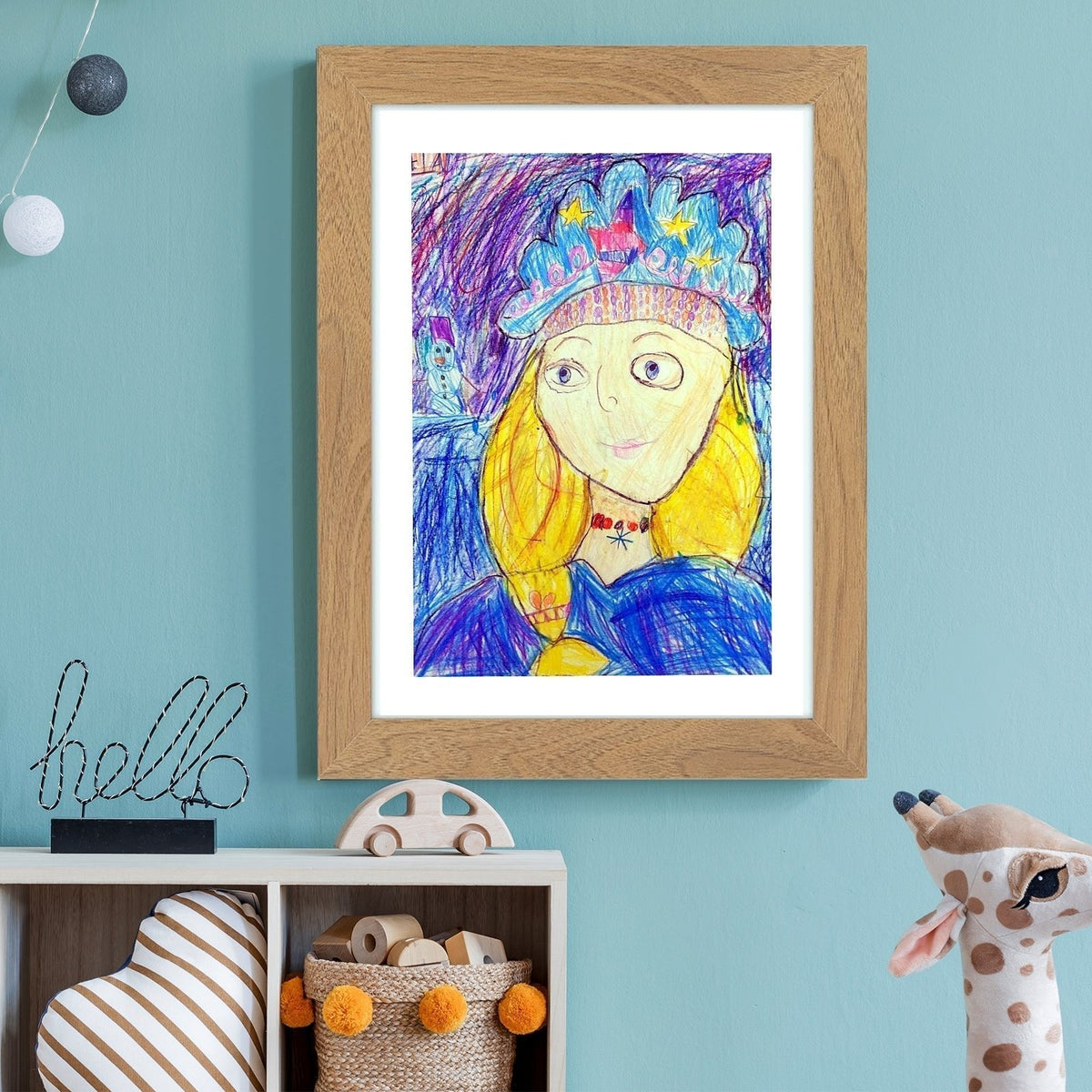 Rahmen in Holzoptik an türkisfarbener Wand, darin eine Buntstift-Zeichnung einer Prinzessin mit Krone, darunter ein Regal mit Spielsachen. 15