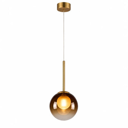 Eingeschaltete bernsteinfarbene Glaskugel-Pendelleuchte mit goldfarbener Stange, freigestellt auf weißem Hintergrund 9