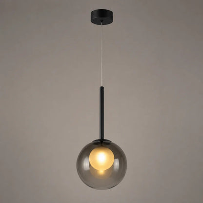 Rauchgraue Pendelleuchte mit schwarzer Stange leuchtet warm vor einer grau-beigen Wand 10