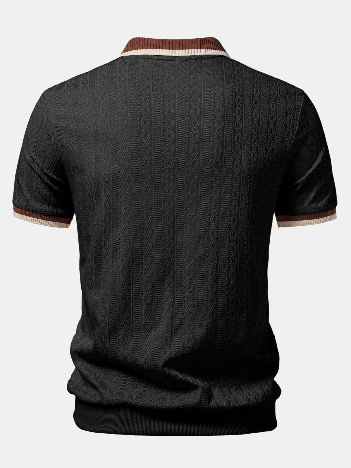 Rückansicht des schwarzen Poloshirts mit Zopfmuster, braun-cremefarben abgesetztem Kragen und gestreiften Ärmelbündchen. 4