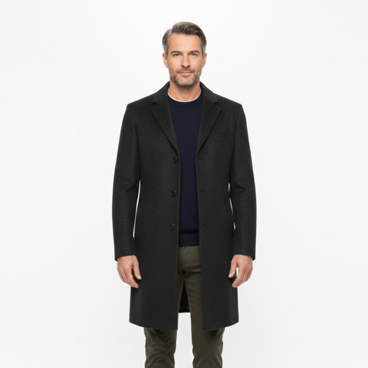 Mann trägt den dunklen Mantel offen über dunkelblauem Pullover und olivgrüner Hose, Vorderansicht 2